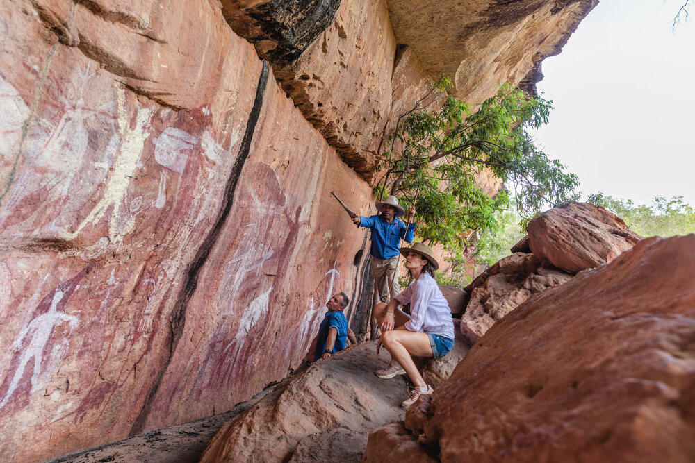 [Translate to Englisch:] Aboriginal Guide zeigt Felsenmalereien